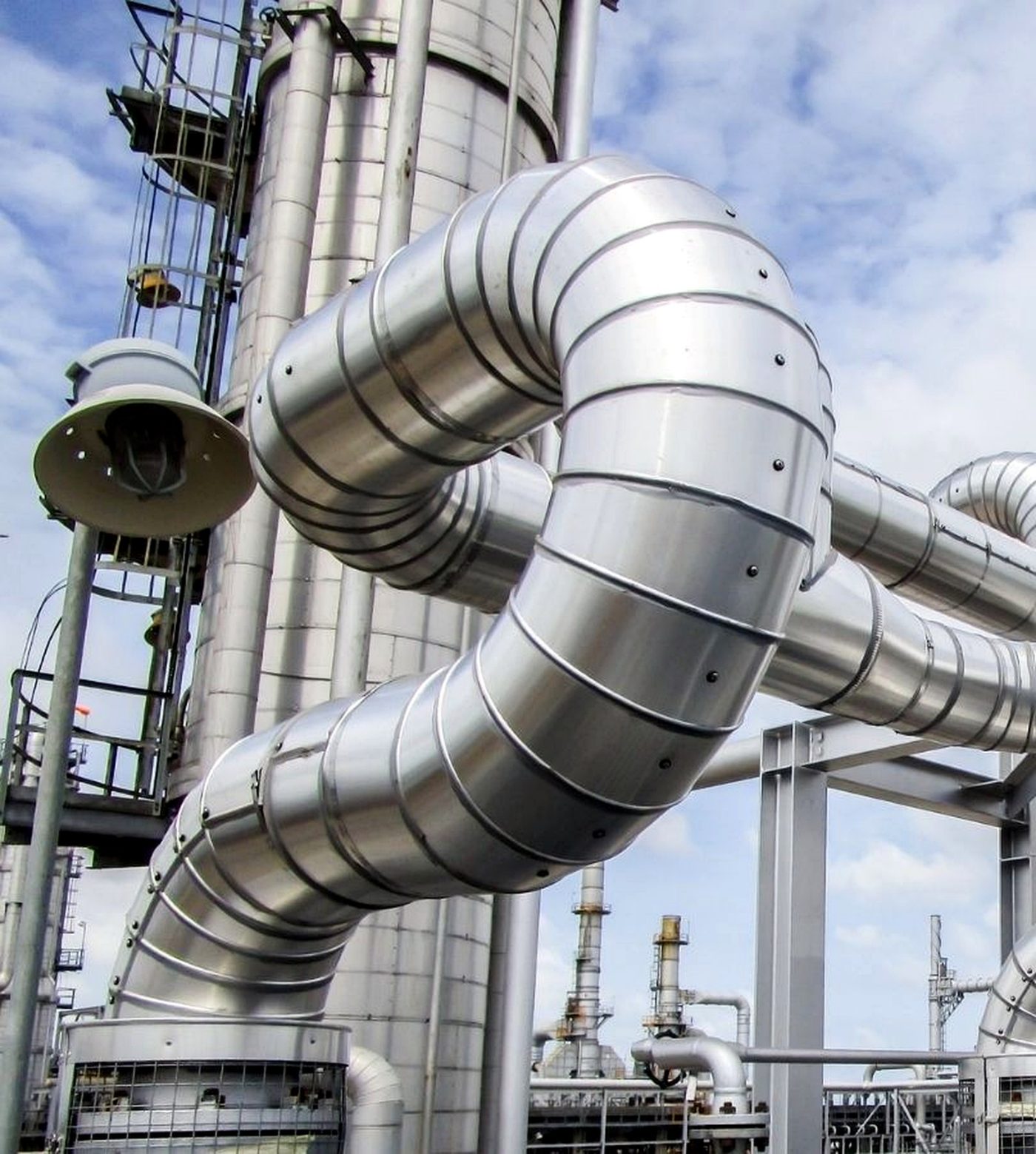 Conductă cu manta de aluminiu montată pe o platformă petrochimică