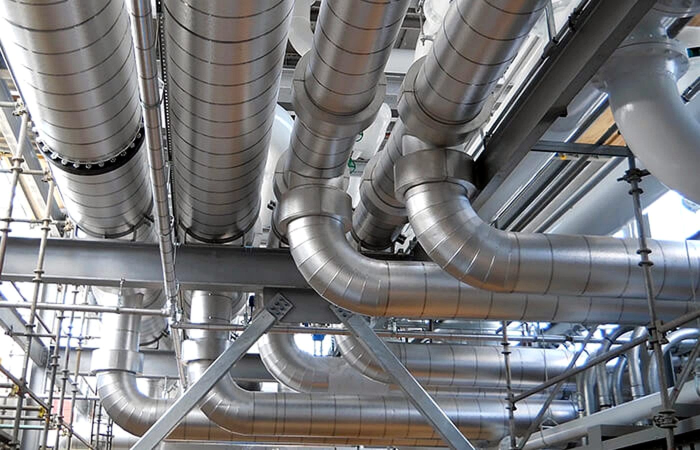 Conducte industriale cu manta de protecție din aluminiu, montate suspendat pe schelă metalică